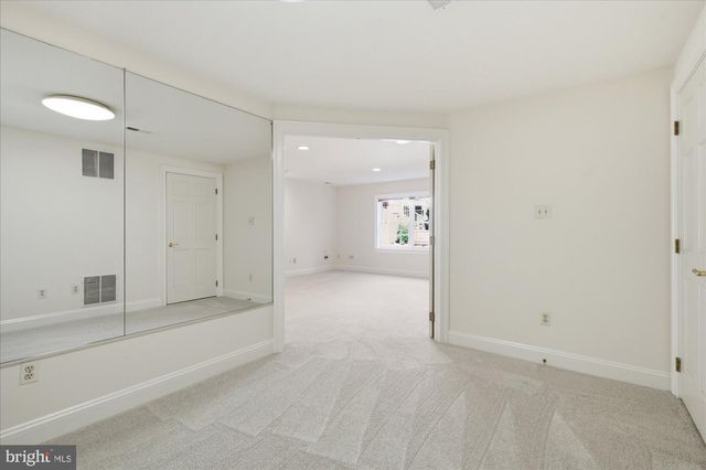 126 GRESHAM PL, Falls Church, VA 22046