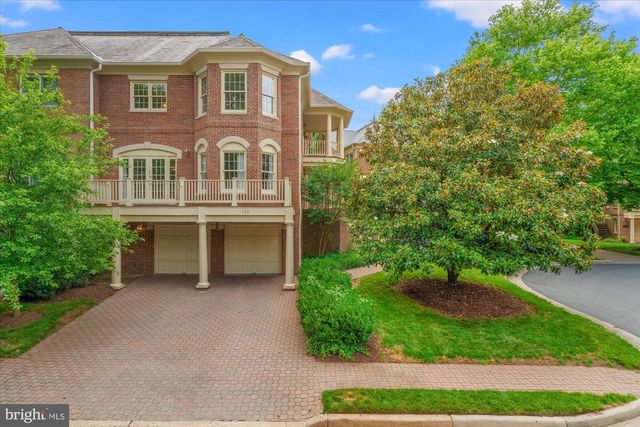 126 GRESHAM PL, Falls Church, VA 22046