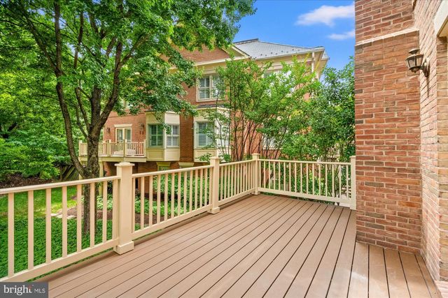 126 GRESHAM PL, Falls Church, VA 22046