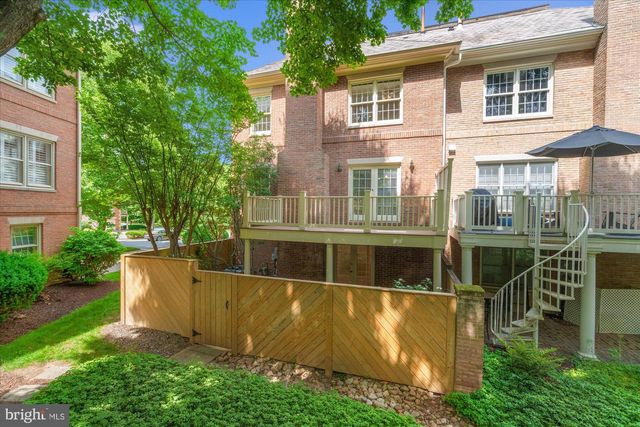 126 GRESHAM PL, Falls Church, VA 22046