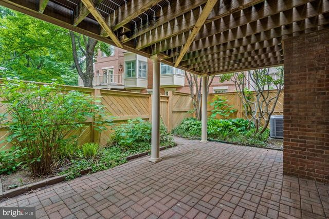 126 GRESHAM PL, Falls Church, VA 22046