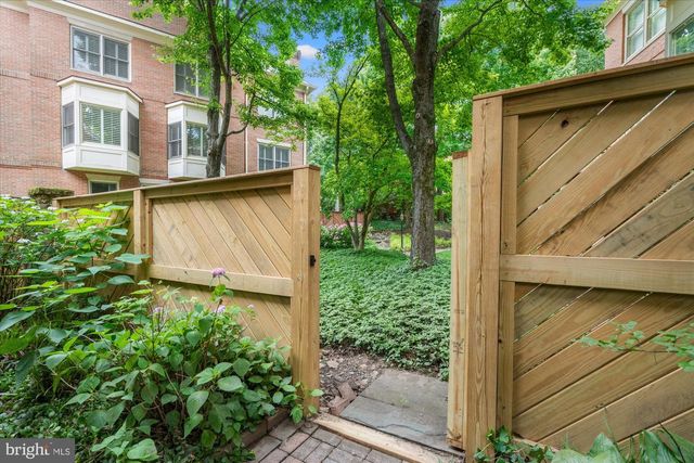126 GRESHAM PL, Falls Church, VA 22046