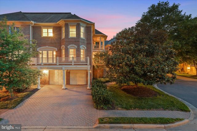 126 GRESHAM PL, Falls Church, VA 22046