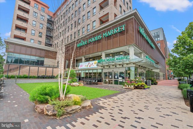 126 GRESHAM PL, Falls Church, VA 22046
