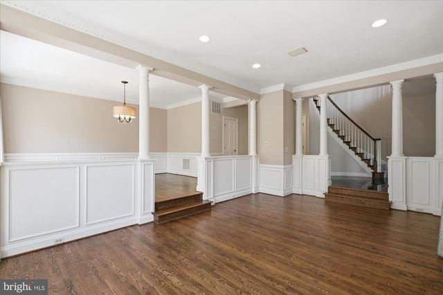 126 GRESHAM PL, Falls Church, VA 22046