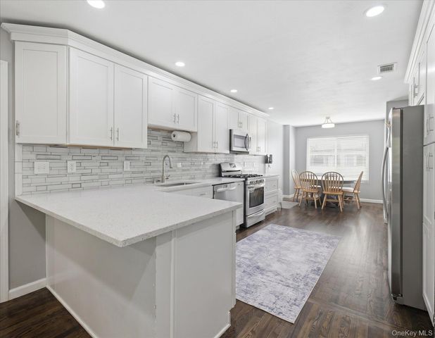 15 Franklin Place 5, Oceanside, NY 11572