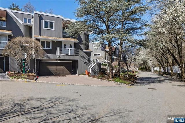 376 Kenwood 9, Englewood, NJ 07631