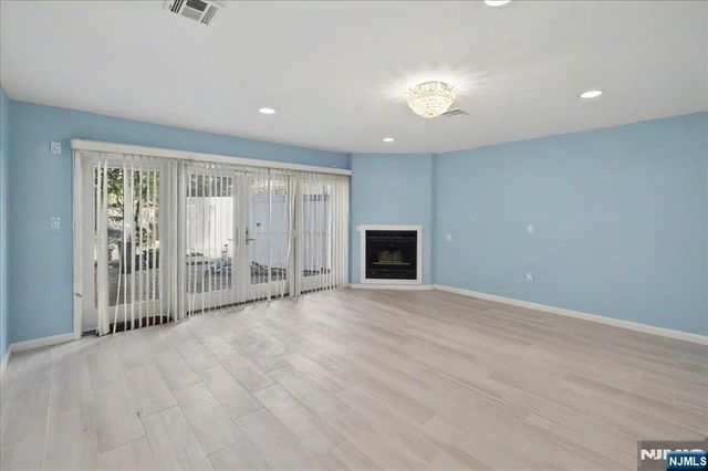 376 Kenwood 9, Englewood, NJ 07631