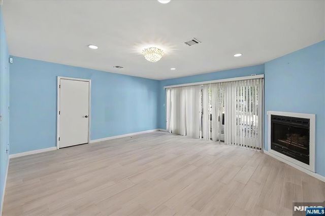 376 Kenwood 9, Englewood, NJ 07631