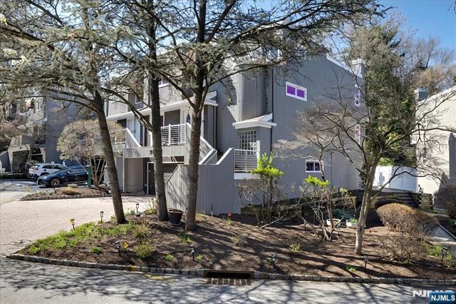 376 Kenwood 9, Englewood, NJ 07631