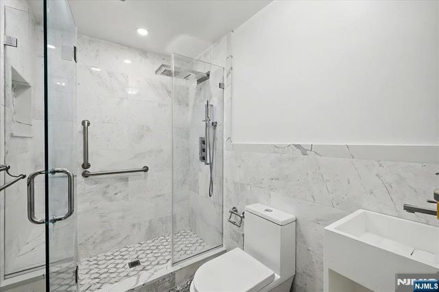376 Kenwood 9, Englewood, NJ 07631