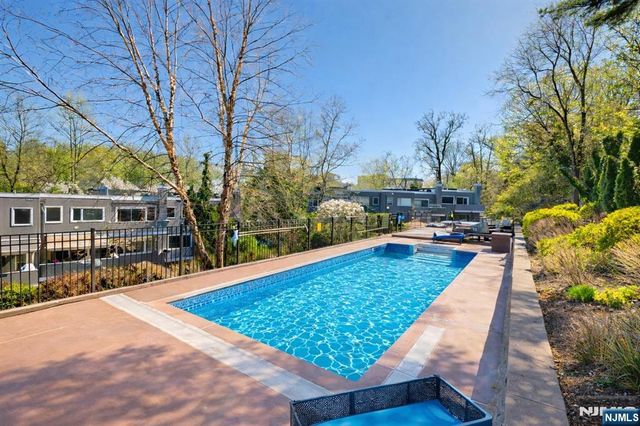376 Kenwood 9, Englewood, NJ 07631