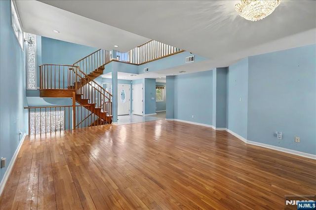 376 Kenwood 9, Englewood, NJ 07631