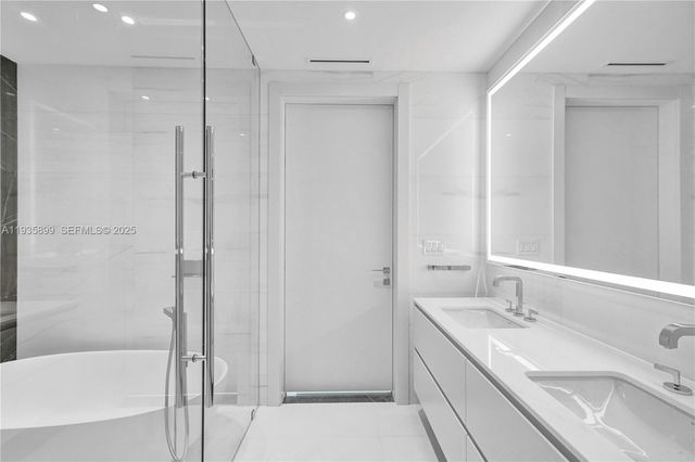 300 Biscayne Boulevard Way 3605W, Miami, FL 33131