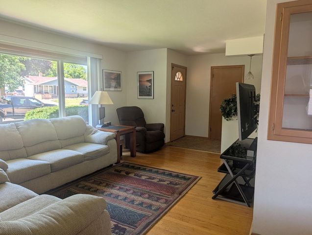 8827 W Burdick AVENUE, Milwaukee, WI 53227