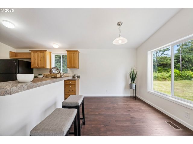 62958 Sw 10TH Rd, Coos Bay, OR 97420