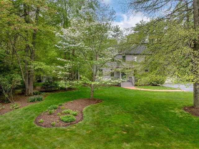 8 Riverbend Ln, Mattapoisett, MA 02739