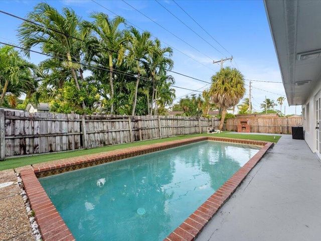 311 W Sample Road, Deerfield Beach, FL 33064