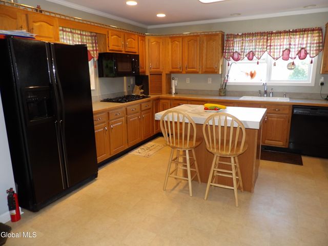 77 Canal Road, Halfmoon, NY 12065