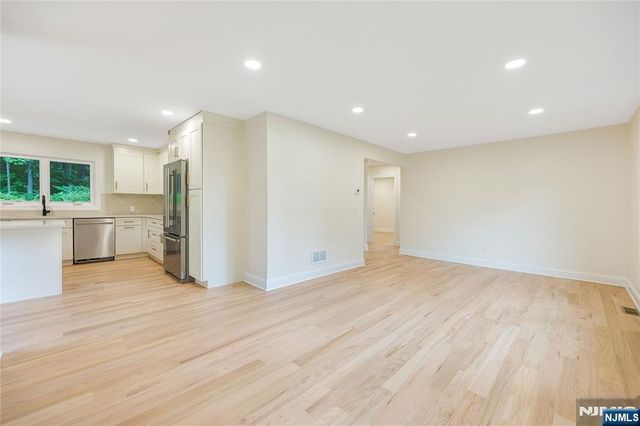 61 Mackay Avenue, Waldwick, NJ 07463