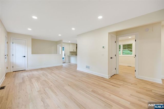 61 Mackay Avenue, Waldwick, NJ 07463