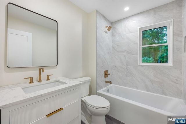 61 Mackay Avenue, Waldwick, NJ 07463
