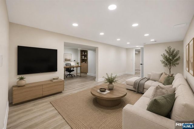 61 Mackay Avenue, Waldwick, NJ 07463