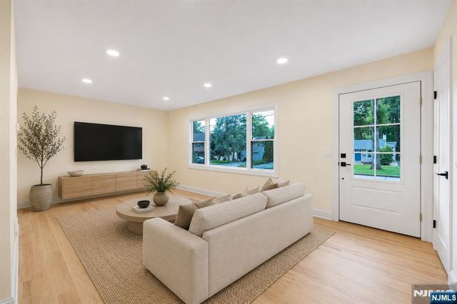 61 Mackay Avenue, Waldwick, NJ 07463