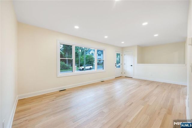 61 Mackay Avenue, Waldwick, NJ 07463