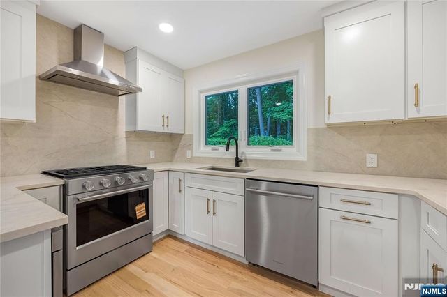 61 Mackay Avenue, Waldwick, NJ 07463