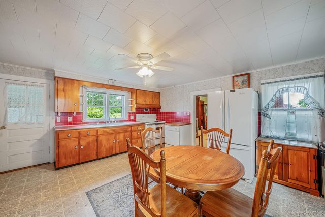 1055 Oregon Road, Mattituck, NY 11952