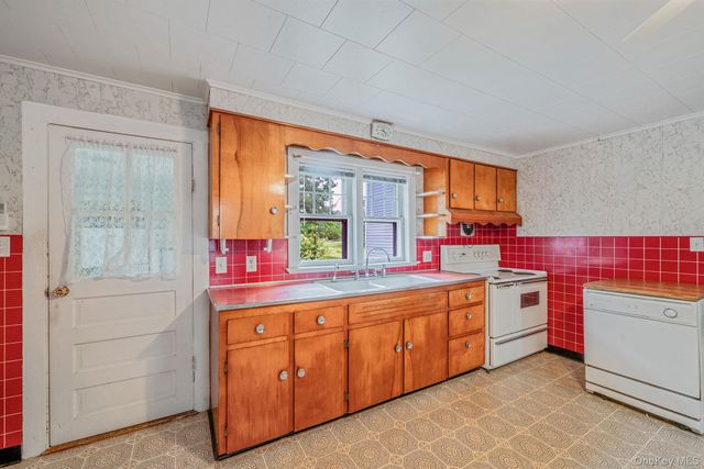 1055 Oregon Road, Mattituck, NY 11952