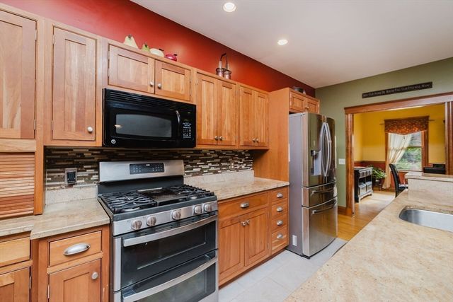 165 Andrea Ln, Taunton, MA 02780
