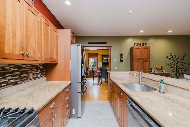 165 Andrea Ln, Taunton, MA 02780
