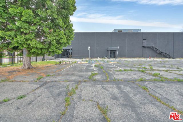 6840 Hayvenhurst Avenue, Van Nuys (los Angeles), CA 91406