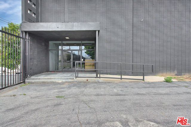 6840 Hayvenhurst Avenue, Van Nuys (los Angeles), CA 91406