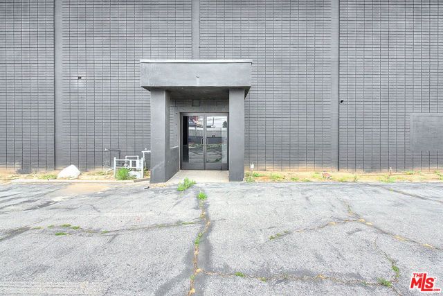 6840 Hayvenhurst Avenue, Van Nuys (los Angeles), CA 91406