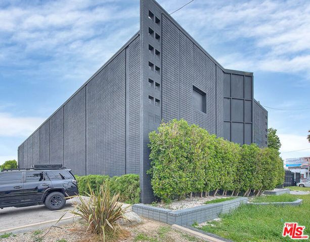 6840 Hayvenhurst Avenue, Van Nuys (los Angeles), CA 91406