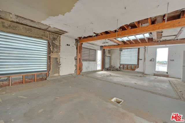 6840 Hayvenhurst Avenue, Van Nuys (los Angeles), CA 91406