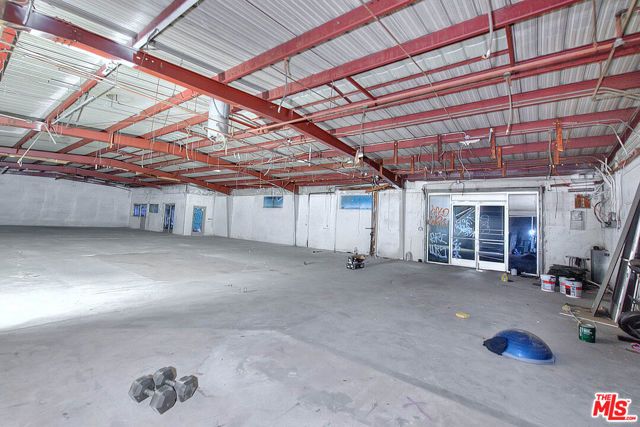 6840 Hayvenhurst Avenue, Van Nuys (los Angeles), CA 91406