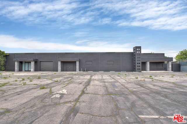 6840 Hayvenhurst Avenue, Van Nuys (los Angeles), CA 91406