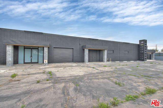 6840 Hayvenhurst Avenue, Van Nuys (los Angeles), CA 91406