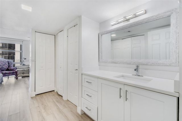 20379 W Country Club Drive 939, Miami, FL 33180
