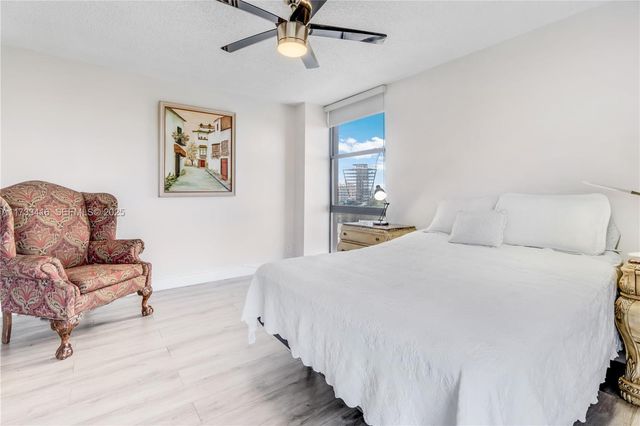 20379 W Country Club Drive 939, Miami, FL 33180