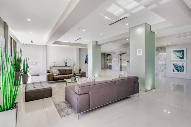 20379 W Country Club Drive 939, Miami, FL 33180