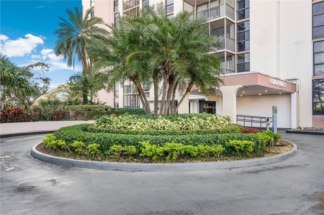 20379 W Country Club Drive 939, Miami, FL 33180