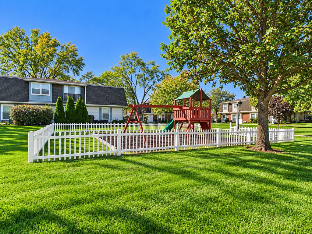 636 Newton Court 636, Schaumburg, IL 60194 — photo 3