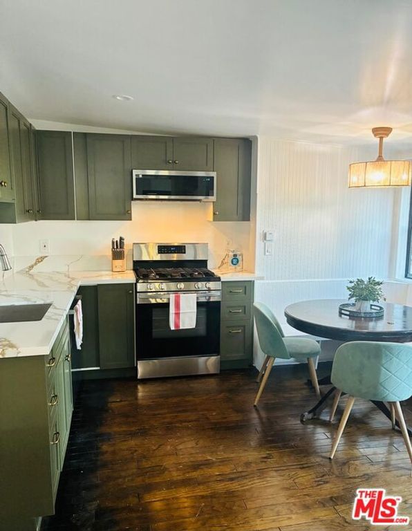 Image 10 of property listing at 8718 Crescent Drive, Los Angeles, CA 90046