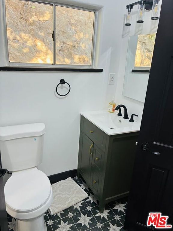 Image 14 of property listing at 8718 Crescent Drive, Los Angeles, CA 90046