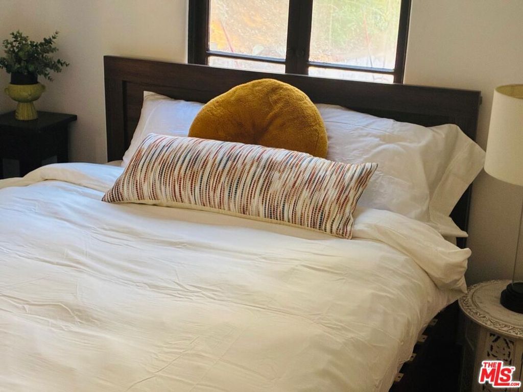 Image 17 of property listing at 8718 Crescent Drive, Los Angeles, CA 90046